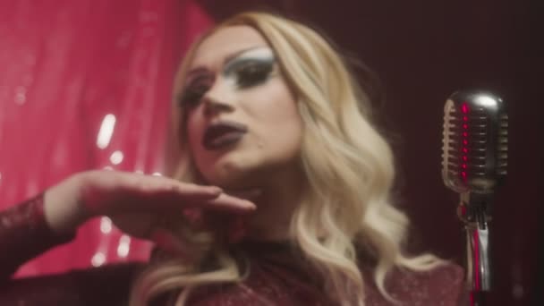Zoom Großaufnahme Porträt Einer Selbstbewussten Blonden Drag Queen Die Mit — Stockvideo