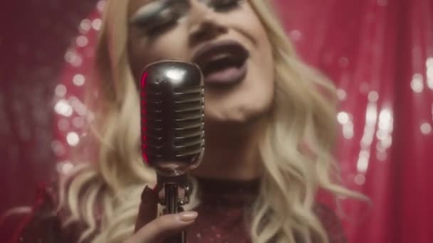 Pecho Drag Queen Apasionado Peluca Rubia Maquillaje Glamoroso Interpretando Canción — Vídeos de Stock
