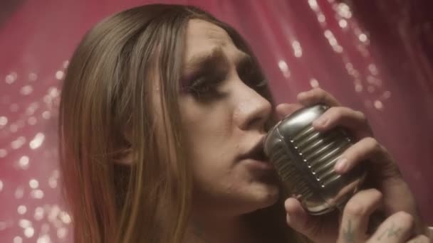 Μέση Closeup Λαμπερό Καυκάσιος Drag Queen Τραγουδώντας Στο Μικρόφωνο Στη — Αρχείο Βίντεο