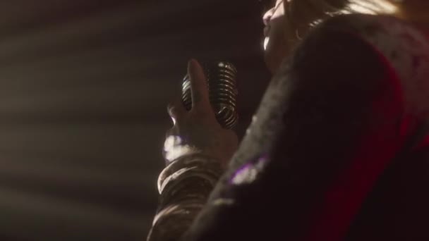 Bajo Ángulo Pecho Hasta Artista Caucásico Drag Queen Cantando Micrófono — Vídeo de stock