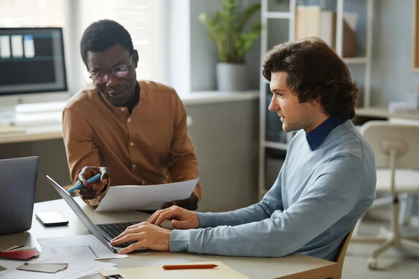 Side View Portrait Two Software Developers Using Laptop Discussing Projects — Stock Photo, Image