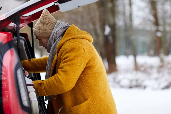 Zijaanzicht Portret Van Mens Openen Kofferbak Winter Tijdens Het Reizen — Stockfoto