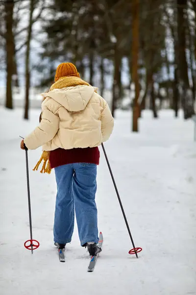 Terug Uitzicht Jonge Vrouw Skiën Het Winterbos Genieten Van Activiteit — Stockfoto