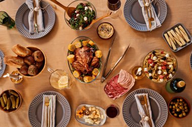 Yemek masasında nefis kızarmış tavuğun en üst manzarası. Sade ev yapımı yemekler de hazır.