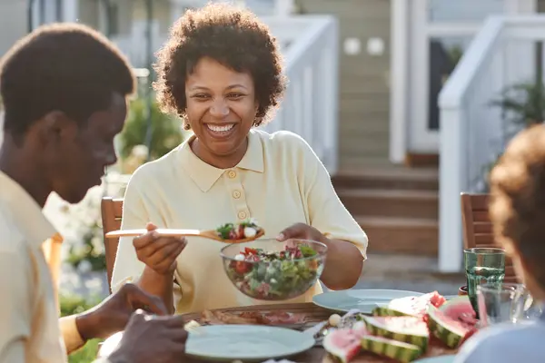 Gülümseyen Afro Amerikan Kadın Portresi Aileye Yemek Servisi Yaparken Dışarıda — Stok fotoğraf