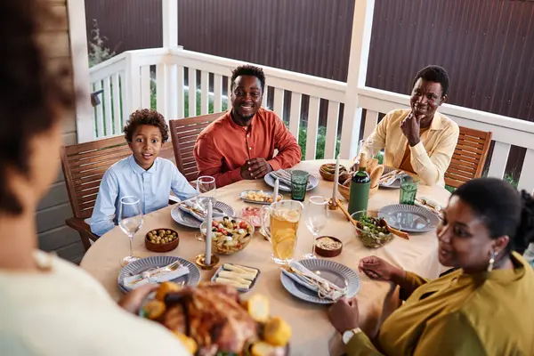 Vue Angle Élevé Famille Afro Américaine Heureuse Table Extérieur Avec — Photo