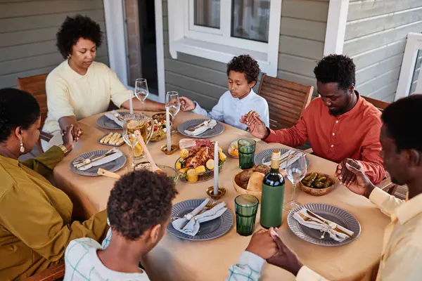 Portrait Famille Afro Américaine Disant Grâce Table Tenant Main Dans — Photo