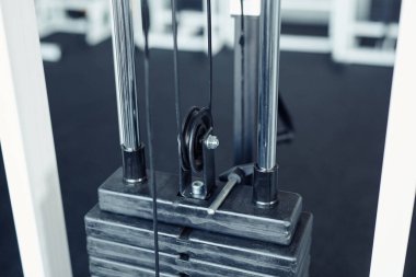 Spor salonunda ağırlık kaldırmak için spor malzemelerinin yakın çekimi