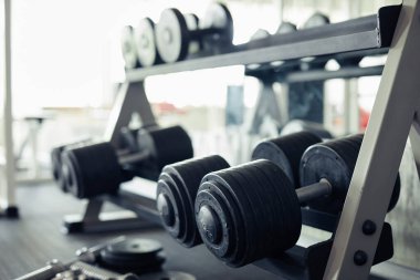 Spor kulübünün raflarında ağırlık kaldırmak için ağır halterleri yakın plan çekin.