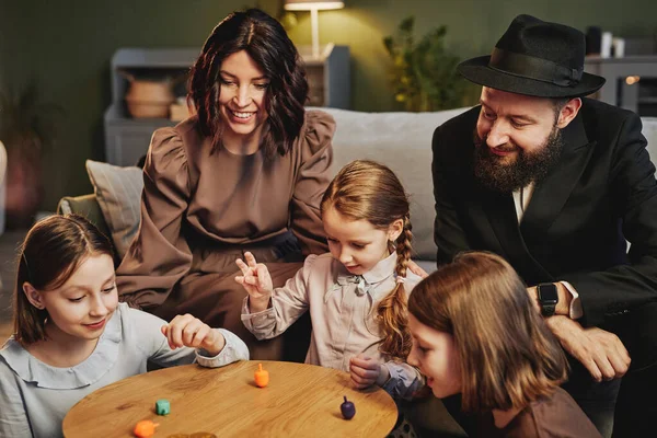 Hoge Hoek Uitzicht Moderne Joodse Familie Spelen Traditionele Dreidel Spel — Stockfoto