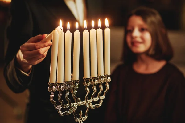 ハヌカのお祝い コピースペースの間に銀のケナのろうそくを照らすユダヤ人の男の近く — ストック写真