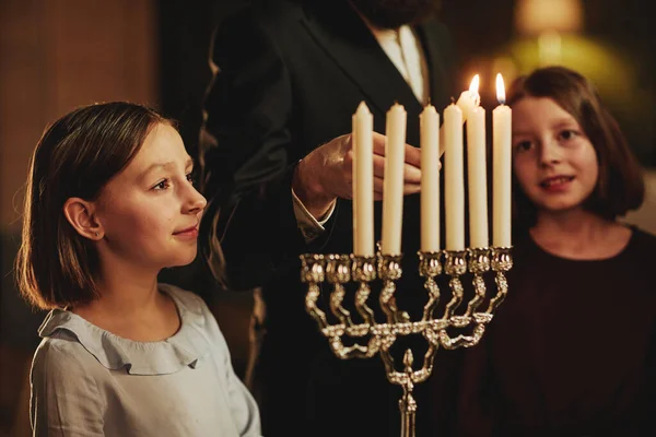 Sidovy Porträtt Ung Flicka Tittar Menorah Ljus Hanukkah Semester Judisk — Stockfoto