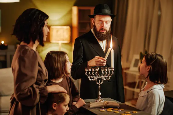 Portret Van Orthodoxe Joodse Man Met Familie Verlichting Menorah Kaars — Stockfoto