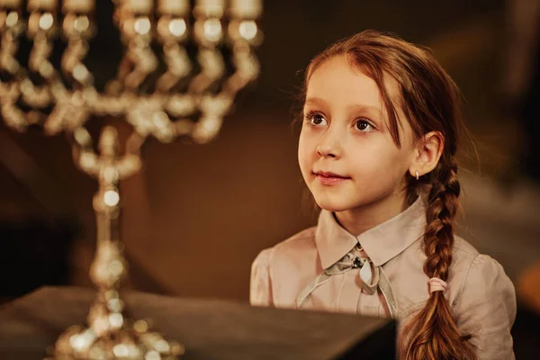 Porträt Eines Niedlichen Jüdischen Mädchens Das Während Der Chanukka Feierlichkeiten — Stockfoto