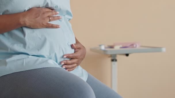 Inclinar Hacia Arriba Lentitud Joven Mujer Embarazada Afroamericana Sonriendo Mientras — Vídeo de stock