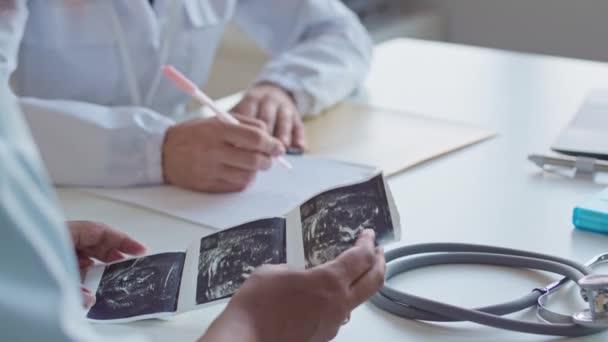Tanımlanamayan Hamile Kadın Jinekoloğun Hastane Ofisinde Masasında Oturup Bebek Ultrasonu — Stok video
