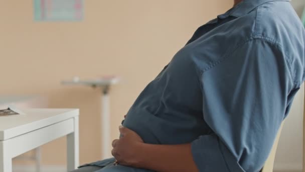 在预约期间 为无法辨认的孕妇在医生办公室抚摸腹部提供咨询的高加索女产科医生 — 图库视频影像