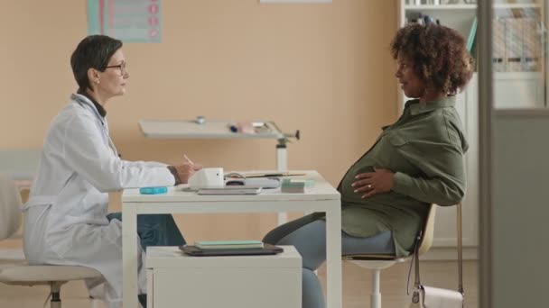 Mediana Inyección Joven Mujer Embarazada Negra Acariciando Vientre Mientras Comparte — Vídeo de stock