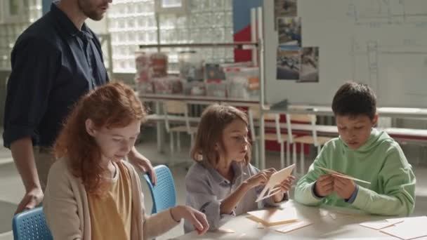 Kafkas Erkek Öğretmenin Okul Teknik Dersi Sırasında Masa Başında Işi — Stok video