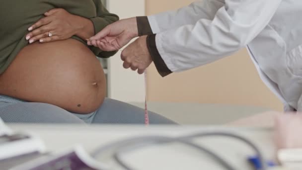 Cortada Inyección Mujer Embarazada Irreconocible Que Tiene Vientre Examinado Medido — Vídeos de Stock