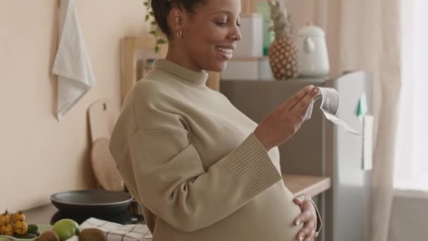 Genç Hamile Bir Kadının Bebek Ultrason Taramasına Bakarken Gülümsemesi Karnını — Stok video
