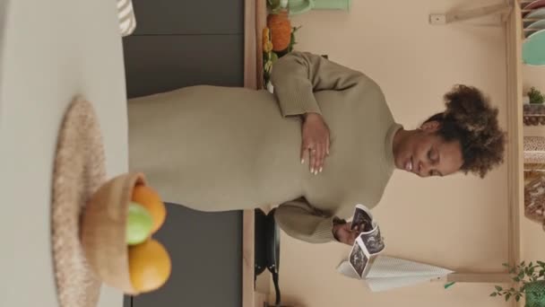 Vertikální Střední Záběr Mladé Afroameričanky Těhotné Ženy Hladí Její Břicho — Stock video