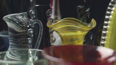 Hiç kimse cam vazolara ve canlı renklerle dolu sürahilere cam üfleme atölyesinde yakın çekim yapamaz.