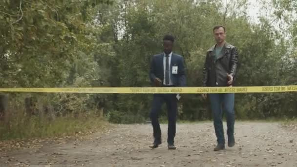 Filmagem Completa Dois Policiais Multiétnicos Que Cruzam Fita Barricada Conversam — Vídeo de Stock