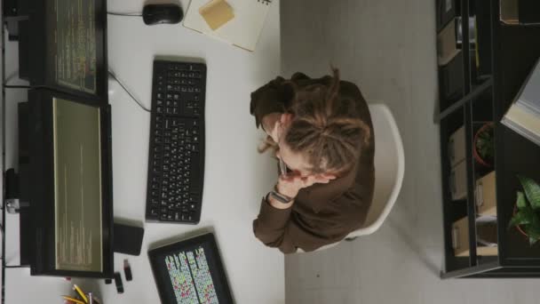 Bovenaanzicht Van Een Blanke Vrouwelijke Programmeur Met Dreadlocks Die Een — Stockvideo