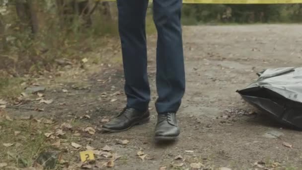 身穿正装的少部分男警探拿起带手套的手机 放在塑料证据袋中 在室外犯罪现场工作 — 图库视频影像