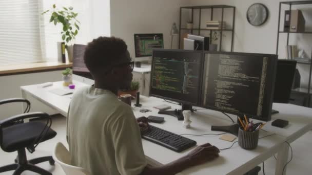 Vista Posterior Plano Medio Joven Ingeniero Software Masculino Negro Sentado — Vídeo de stock