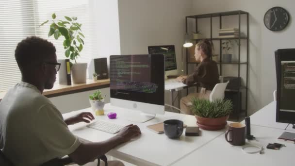Середній Знімок Багаторасової Пари Інженерів Програмістів Які Пишуть Коди Програмування — стокове відео