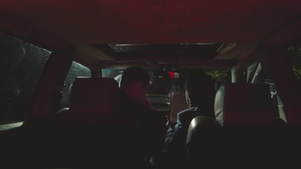 Задній Знімок Двох Поліцейських Які Сидять Машині Вночі Вивчають Папку — стокове відео