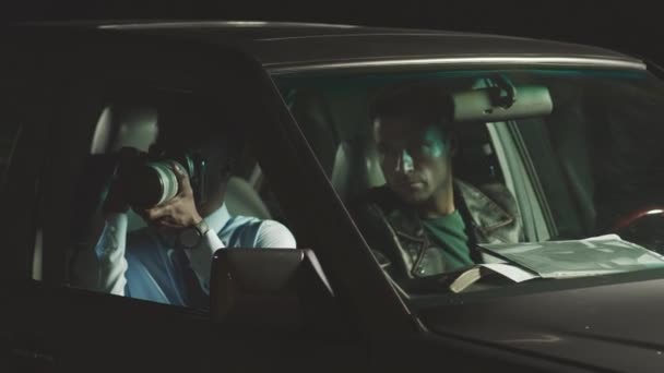 Etnik Çeşitliliğe Sahip Erkek Polisin Gece Vakti Arabayla Suçluları Takip — Stok video