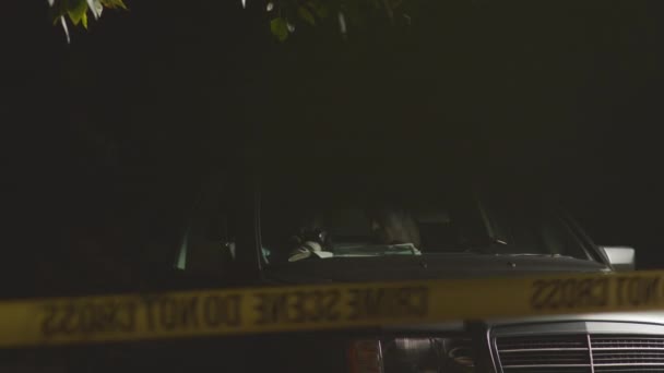 Два Разных Детектива Мужчины Сидят Машине Деревом Наблюдают Местом Преступления — стоковое видео