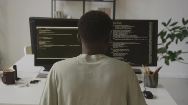 Zadní Pohled Programové Kódování Afroamerického Softwarového Inženýra Při Sezení Před — Stock video