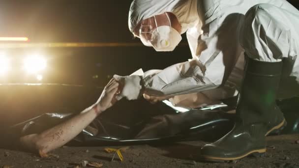 Geceleri Siyah Plastik Torbanın Altında Yatan Ceset Derisinden Forseps Kullanarak — Stok video