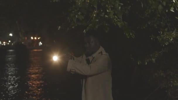 Mittlere Aufnahme Eines Schwarzen Männlichen Detektivs Mit Waffe Und Taschenlampe — Stockvideo