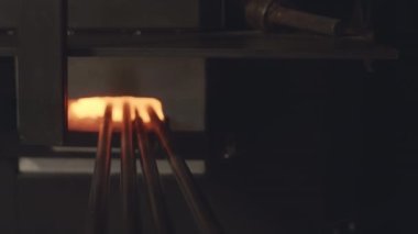 Hiç kimse cam üfleme fabrikasında ya da atölyede sıcak fırında ısıtılan dört üfleme borusunu çekmez.