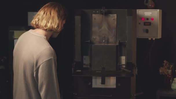 Genç Beyaz Erkek Cam Ustasının Imalat Fabrikasında Cam Kenarında Dikilirken — Stok video