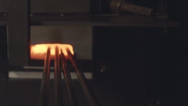 작업장에서 뜨거운 용광로에서 블로우 파이프 가열의 사람들을 확대하지 마십시오 — 비디오