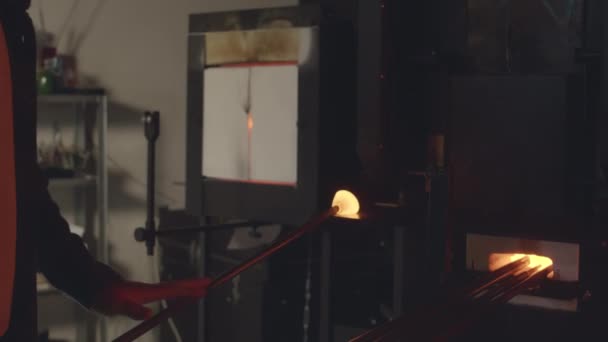 Unbekannter Glasbläser Hält Glasblasrohr Mit Geschmolzenem Glasstück Brennenden Ofen — Stockvideo