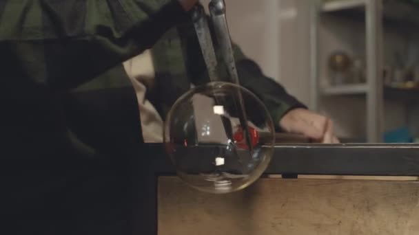 워크샵에서 블로우 파이프에 거품을 형성하는 플라이어를 사용하여 수없는 송풍기의 — 비디오