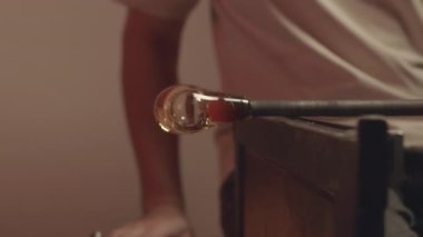 Tanımlanamayan cam üfleme ustasının atölyedeki borudaki cam baloncuk şeklindeki görüntüsü.