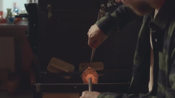 车间玻璃管端熔融热杯成型时使用不锈钢镊子的玻璃工匠 — 图库视频影像