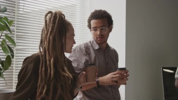 Közepes Felvétel Fiatal Változatos Szoftvermérnökökről Akik Ablakpárkányra Támaszkodnak Beszélgetnek Kávészünet — Stock videók