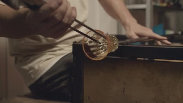 Closeup Homem Irreconhecível Com Pinças Aço Inoxidável Moldando Forma Vidro — Vídeo de Stock
