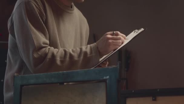 Karanlık Cam Üfleme Atölyesinde Tek Başına Otururken Eskiz Defterinde Çizim — Stok video