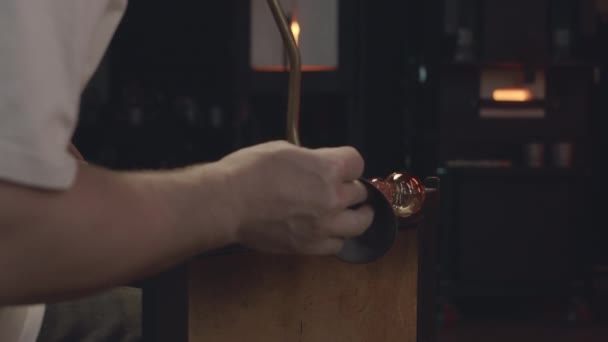 Glassblowing 작업장에서 일하는 투명한 정교한 Decunter 마개를 만드는 직업적인 Glassmith의 — 비디오