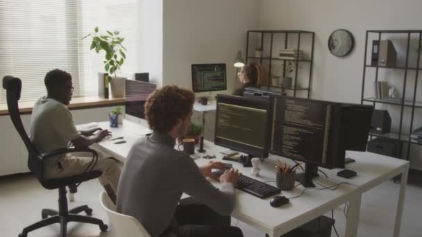 Rückansicht Der Multiethnischen Programmierer Team Von Drei Programmiercodes Auf Desktop — Stockvideo
